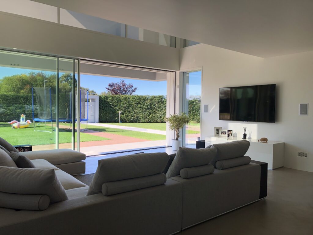 Villa di design moderno in stile minimal e total white con parco/giardino, vetrate e cucina ad isola a Como per foto, video, eventi