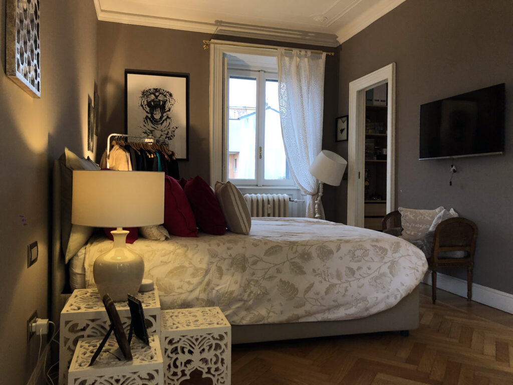 Appartamento classico in stile shabby chic e moderno con parquet e carta da parati a Milano per foto, video, eventi