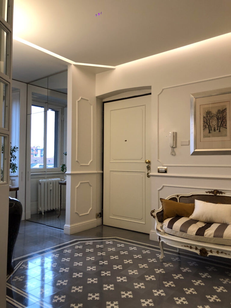 Appartamento classico in stile shabby chic e moderno con parquet e carta da parati a Milano per foto, video, eventi