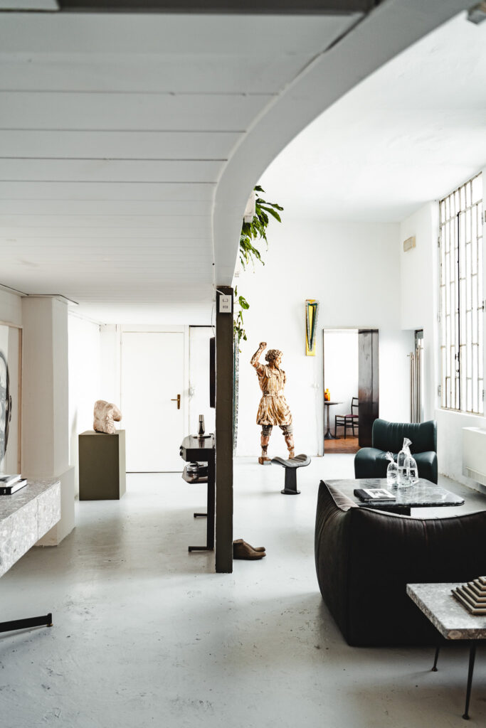 Loft di design industriale in stile moderno con vetrate a Milano per foto, video, eventi