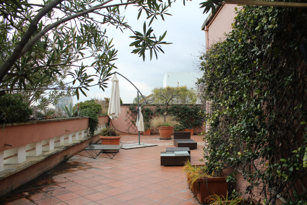 Appartamento di design in stile pop e artistico con terrazza a Milano per foto video eventi