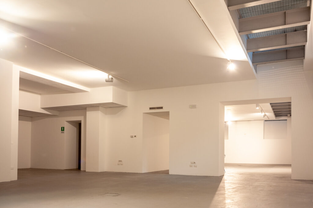 Spazio eventi in stile industriale e total white con open space e cemento lisciato a Milano per foto, video, eventi