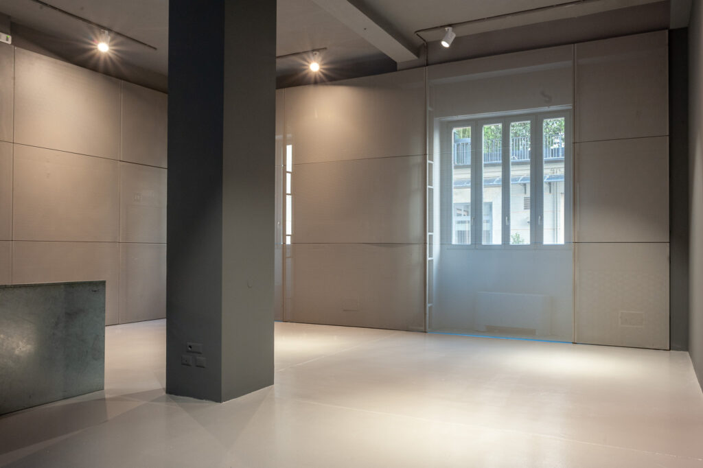 Spazio eventi in stile industriale e total white con open space e cemento lisciato a Milano per foto, video, eventi