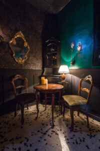 Spazio insolito in stile classico e vintage con angolo bar a Roma per foto video eventi