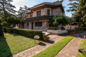 Villa moderna con marmo, parco/giardino e parquet a Roma per foto, video, eventi