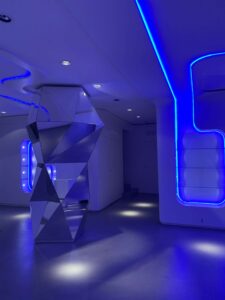Spazio insolito design futuristico con luci a led a Milano foto video eventi