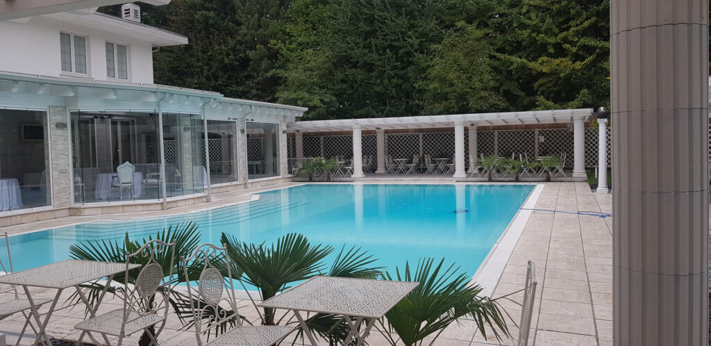 Villa classica in stile liberty con piscina a Milano per foto video eventi
