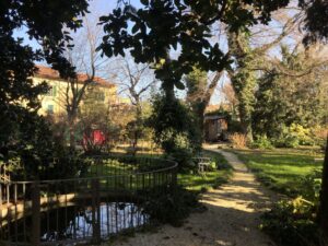 Villa in stile classico con ampio giardino a Milano per foto video eventi