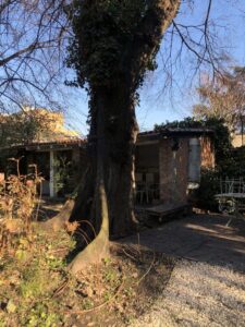 Villa in stile classico con ampio giardino a Milano per foto video eventi
