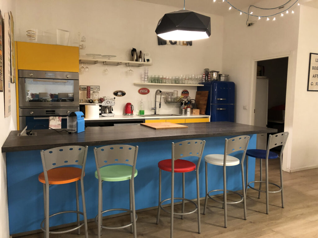 Spazio eventi colorato con cucina a vista a Milano per foto video eventi