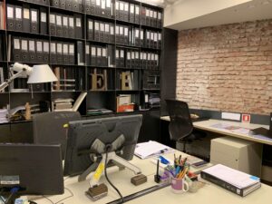 Ufficio in stile industriale con mattoncini a vista a Milano per foto video eventi