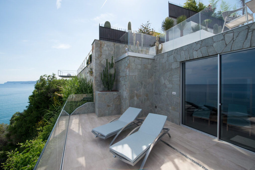 Villa in stile moderno con vista mare a Savona per foto video eventi