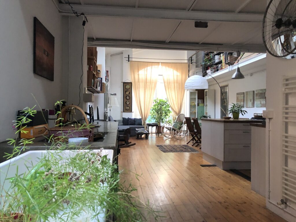 Loft in stile shabby con grande cucina a Milano per foto video eventi