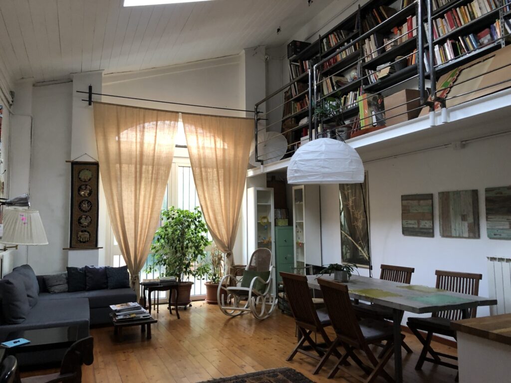 Loft in stile shabby con grande cucina a Milano per foto video eventi