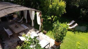 Villa in stile rustico con ampio giardino a Lucca per foto video eventi
