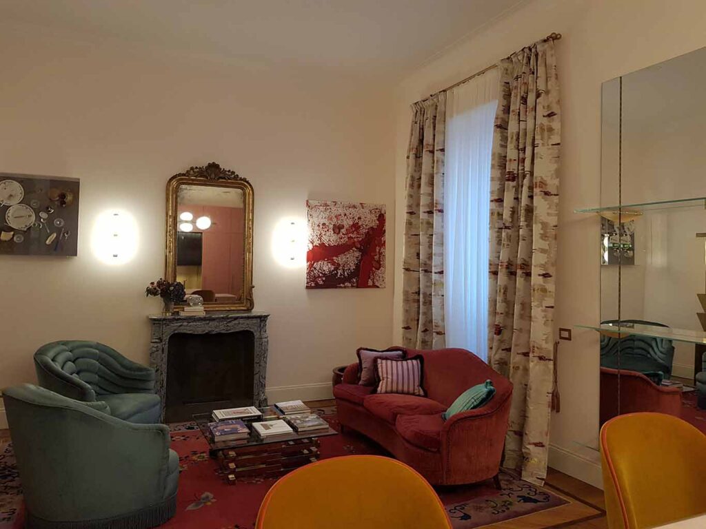 Appartamento di Alizee in stile art decò con carte da parati a Milano per foto e video