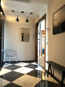 Appartamento di Lou in stile classico con boiserie a Milano per foto e video