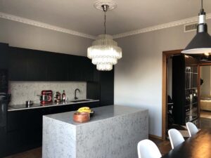 Appartamento di Lou in stile classico con boiserie a Milano per foto e video