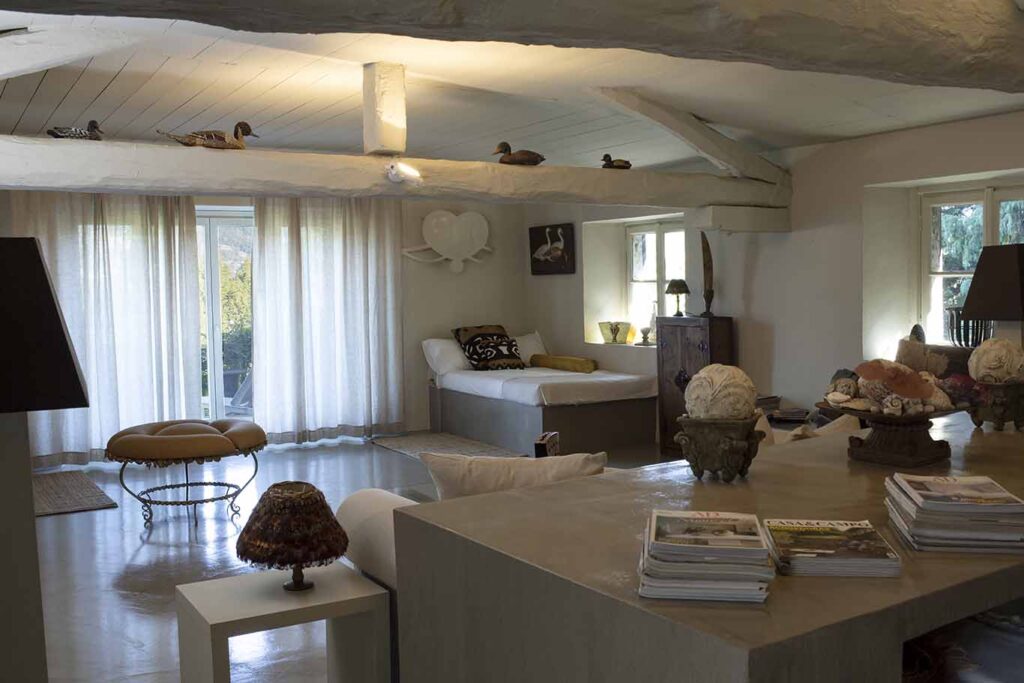 Loft di Karine in stile moderno con mobili classici a Lecco per foto e video