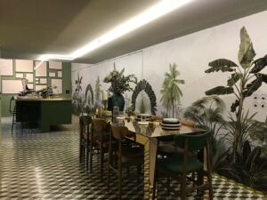 Loft di Tiffany in stile natura selvaggia con arredi vintage a Milano per foto e video
