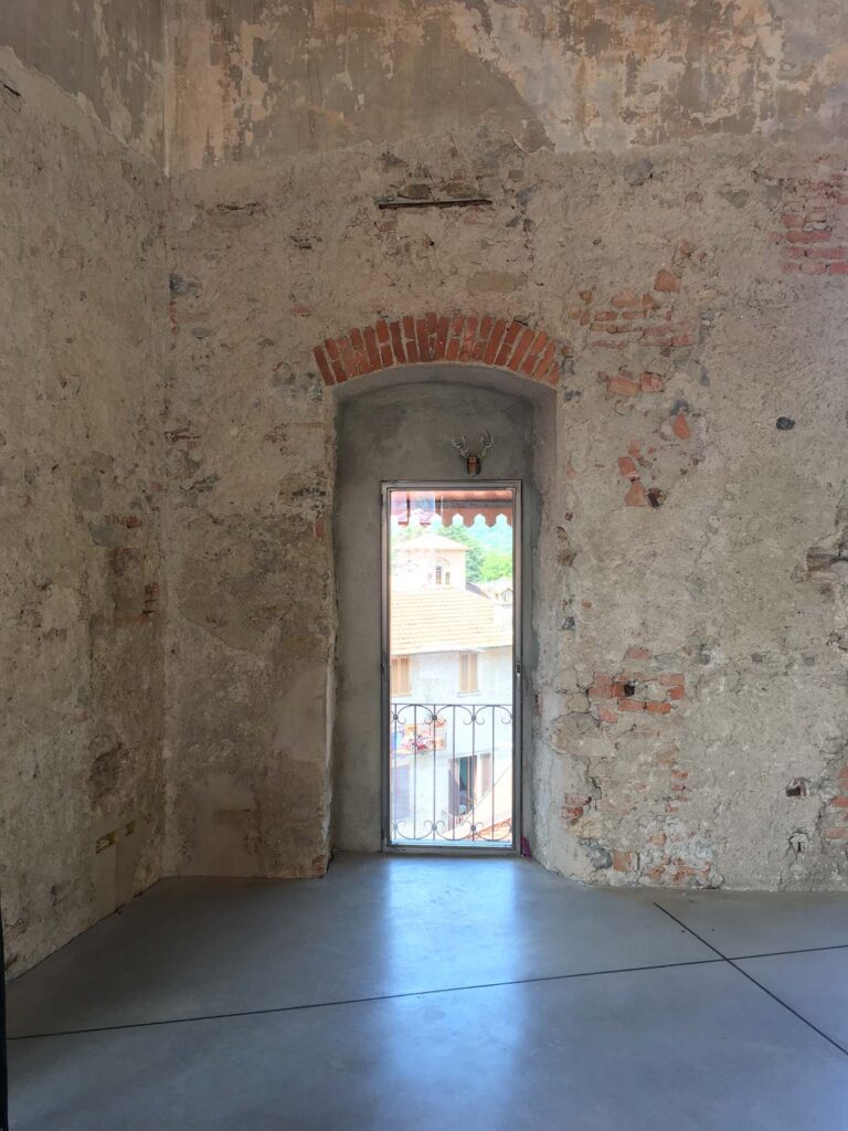 Spazio industriale di Iole in stile industrial chic con pavimenti in cemento a Varese per foto, video ed eventi