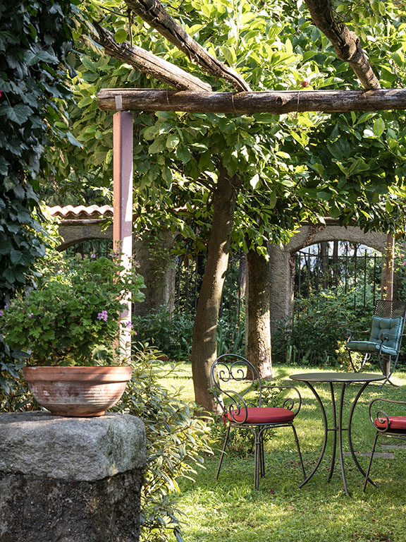 Villa di Domitilla in stile classico con giardino botanico a Como per foto, video ed eventi