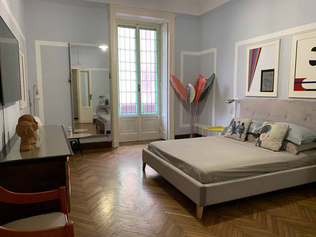 Appartamento di Edelweiss in stile mix and match con soffitti alti a Milano per foto e video