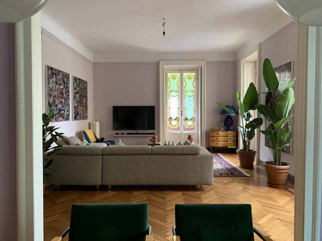 Appartamento di Edelweiss in stile mix and match con soffitti alti a Milano per foto e video