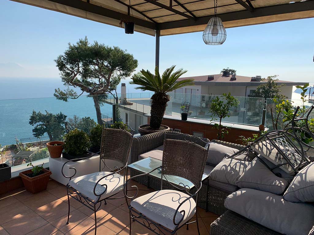 Appartamento di Lara in stile moderno con terrazza panoramica a Napoli per foto e video