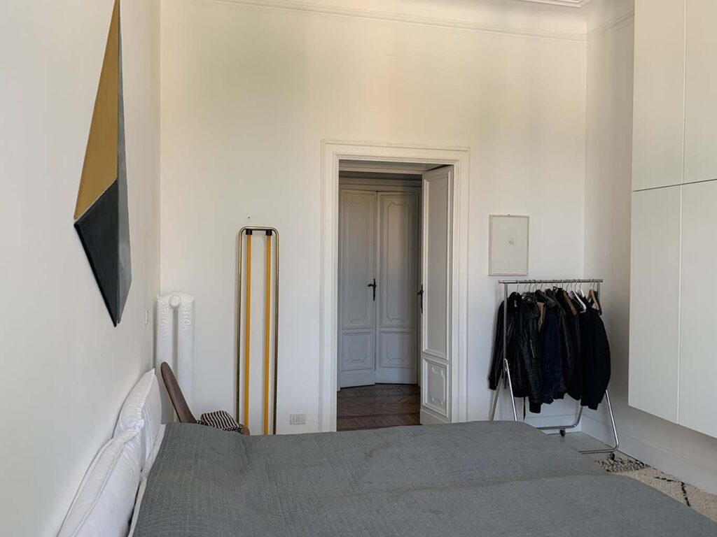 Appartamento di Priscilla in stile classico con arredi vintage a Milano per foto e video