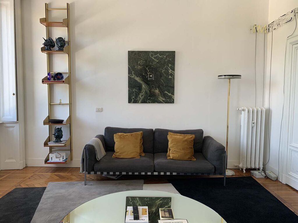 Appartamento di Priscilla in stile classico con arredi vintage a Milano per foto e video