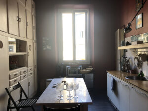 Appartamento di Scott in stile moderno con mobili di design a Milano per foto e video