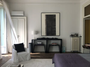 Appartamento di Scott in stile moderno con mobili di design a Milano per foto e video
