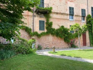 Dimora storica di Pablo in stile casa di campagna con pareti in pietra ad Asti per foto, video ed eventi