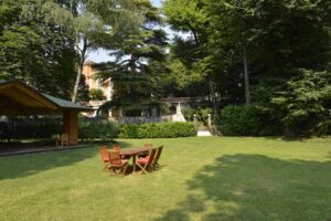 Villa di Leopoldo in stile classico con parco e piscina a Como per foto, video ed eventi