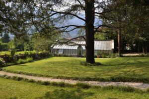 Villa di Leopoldo in stile classico con parco e piscina a Como per foto, video ed eventi