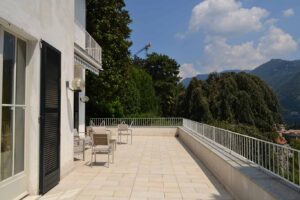 Villa di Pilar in stile classico con terrazza sul lago a Como per foto, video ed eventi