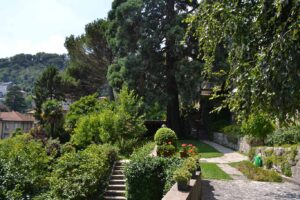Villa di Pilar in stile classico con terrazza sul lago a Como per foto, video ed eventi