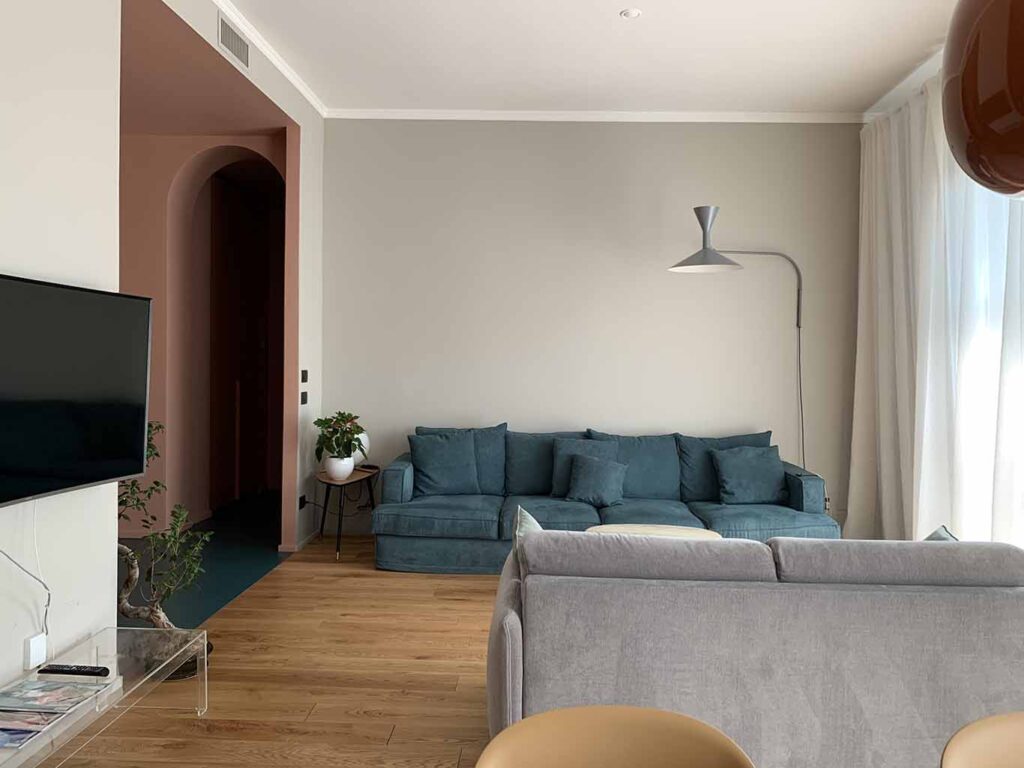Appartamento di Dawson in stile moderno con ampio living a Milano per foto e video