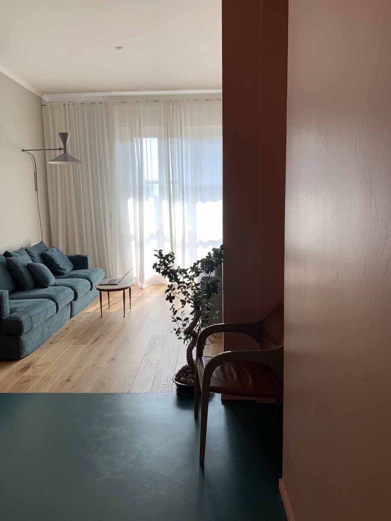 Appartamento di Dawson in stile moderno con ampio living a Milano per foto e video