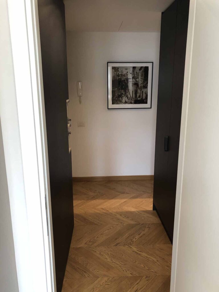 Appartamento di Ebe in stile minimal con colori neutri a Milano per foto e video