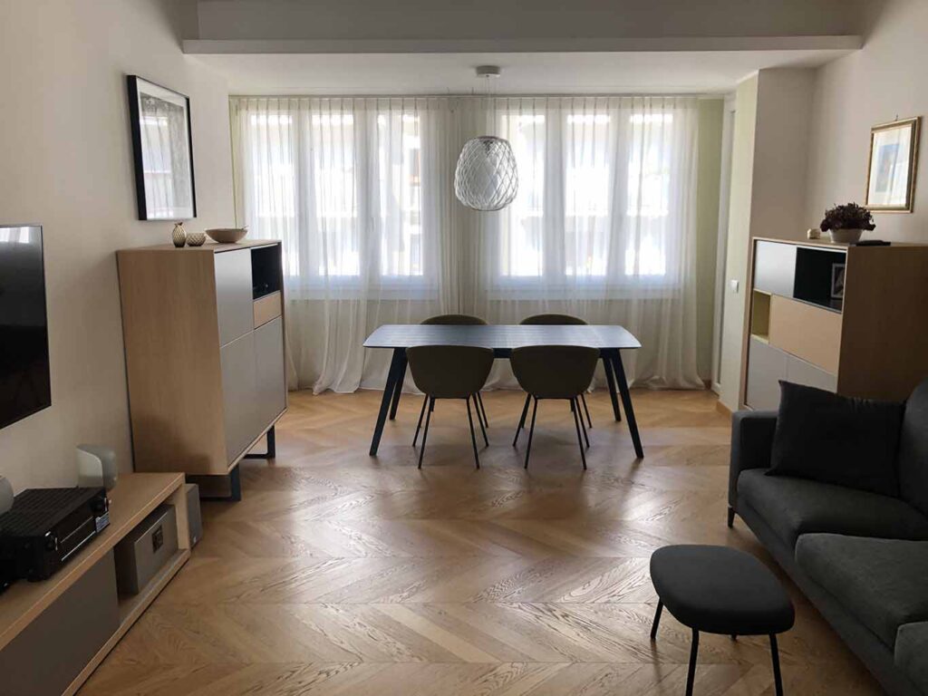 Appartamento di Ebe in stile minimal con colori neutri a Milano per foto e video