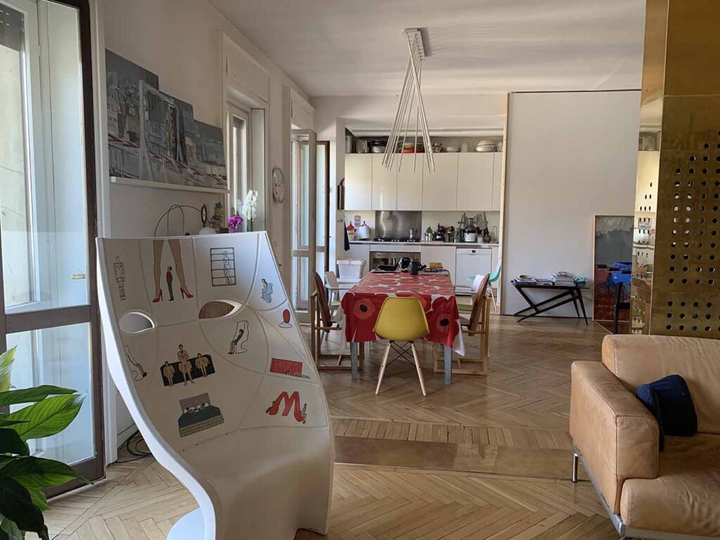 Appartamento di Goldie in stile contemporaneo con elementi artistici a Milano per foto e video