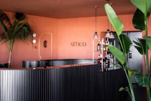 Spazio insolito di Vania in stile moderno con angolo bar a Milano per foto, video ed eventi