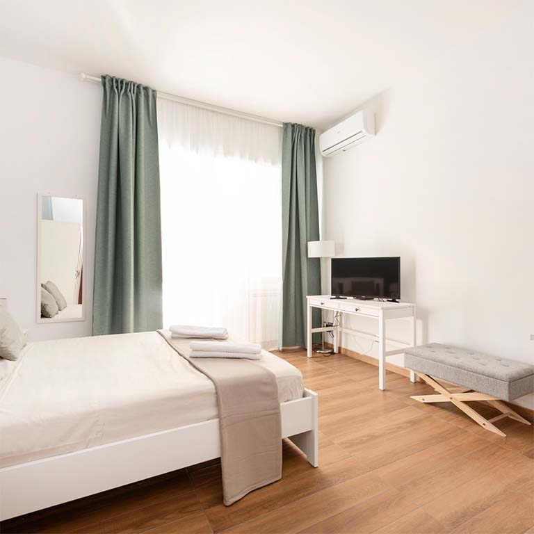 Appartamento di Nirvana in stile scandinavo con pavimenti in legno a Roma per foto e video