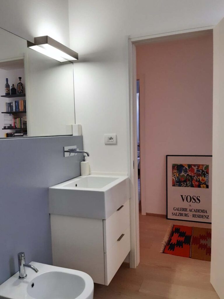 Appartamento di Zorda in stile minimal con elementi vintage a Trieste per foto e video