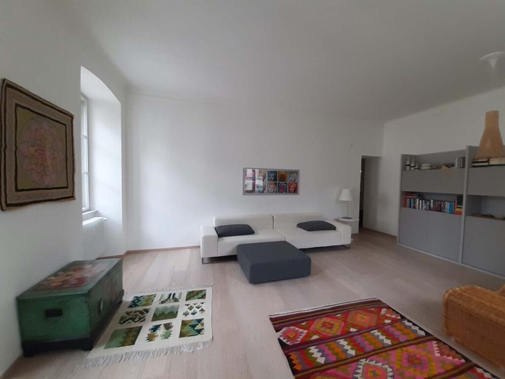 Appartamento di Zorda in stile minimal con elementi vintage a Trieste per foto e video