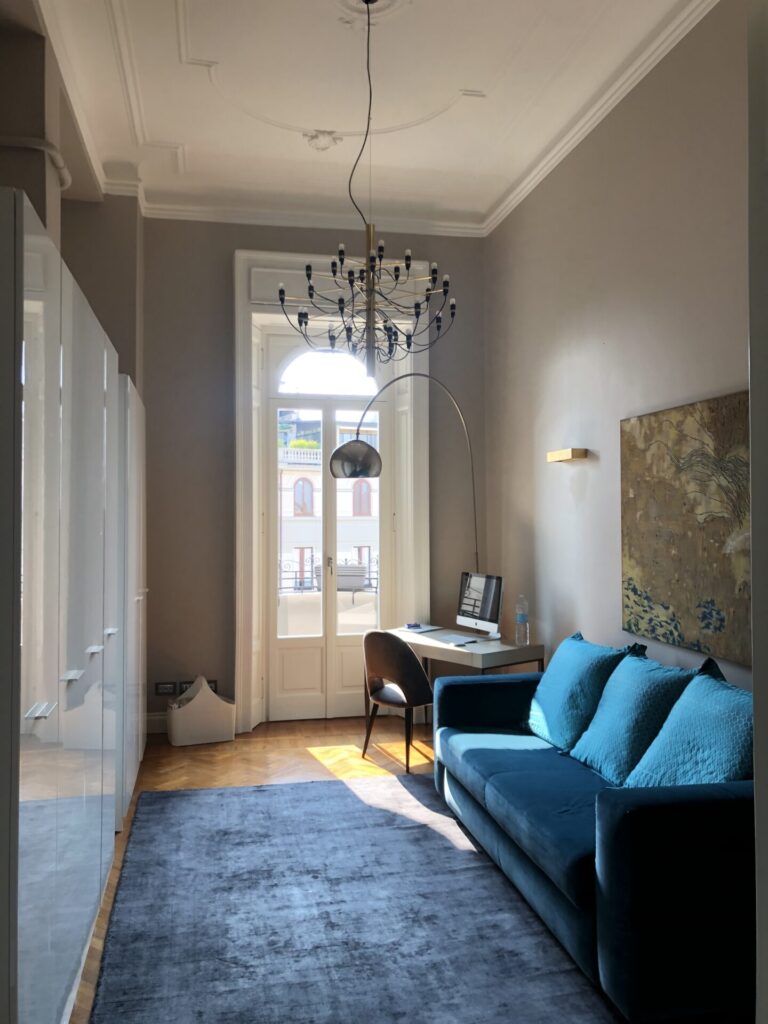 Appartamento in stile classico con cucina ad isola a Milano per foto video eventi