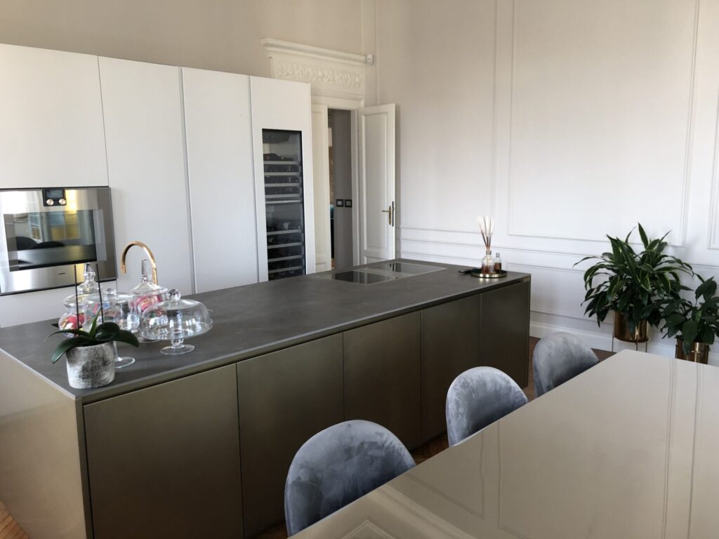 Appartamento in stile classico con cucina ad isola a Milano per foto video eventi