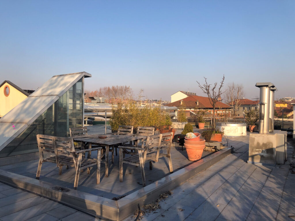 Loft in stile moderno e design con giardino e tetto panoramico a Milano per foto video eventi